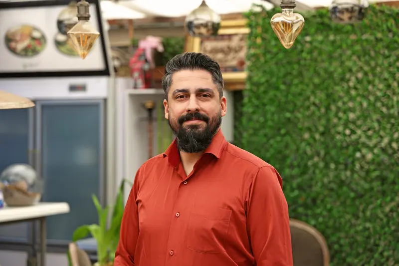 Retrato de un emprendedor en su local.